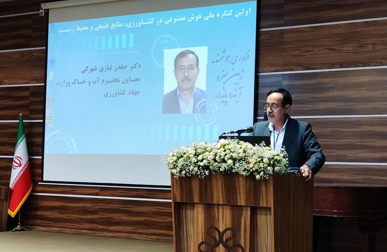 صفدر نیازی شهرکی، معاون آب و خاک وزارت جهاد کشاورزی/ هوش مصنوعی برای کاهش هزینه‌ها و توسعه کشاورزی نوین ضروری است